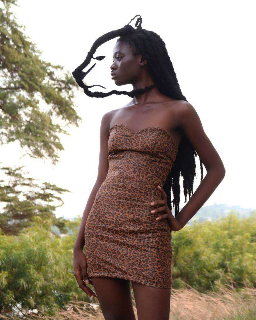 Laetitia Ky è un'artista africana che modella i capelli creando figure Laetitia Ky è un'artista africana che modella i capelli creando figure