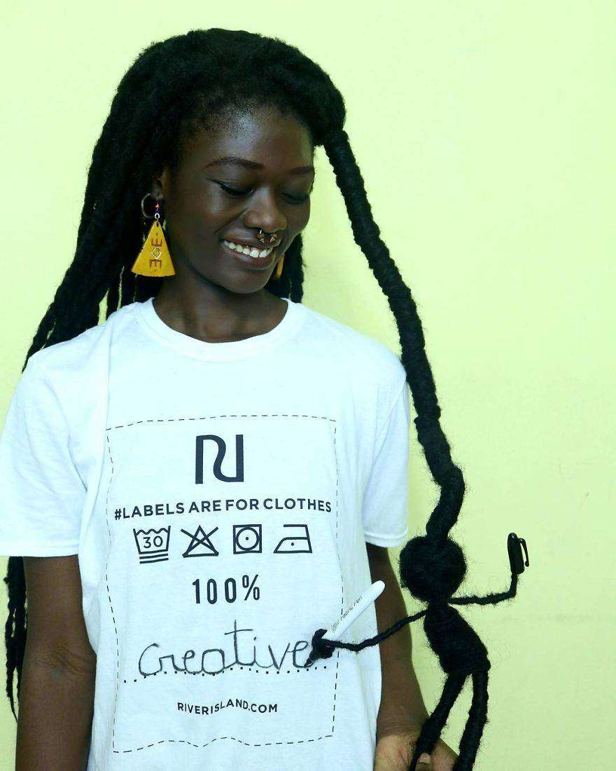 Laetitia Ky è un'artista africana che modella i capelli creando figure Laetitia Ky è un'artista africana che modella i capelli creando figure