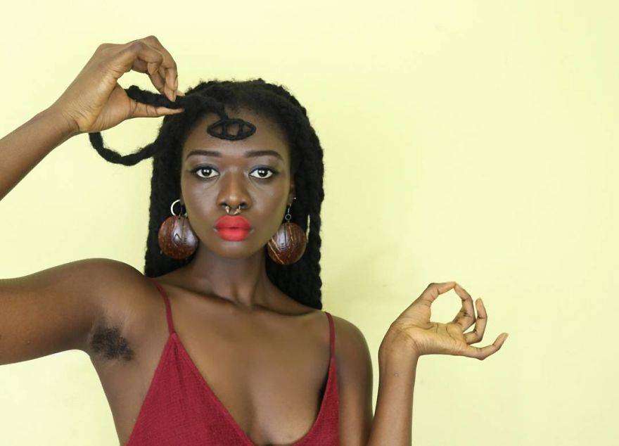 Laetitia Ky è un'artista africana che modella i capelli creando figure Laetitia Ky è un'artista africana che modella i capelli creando figure