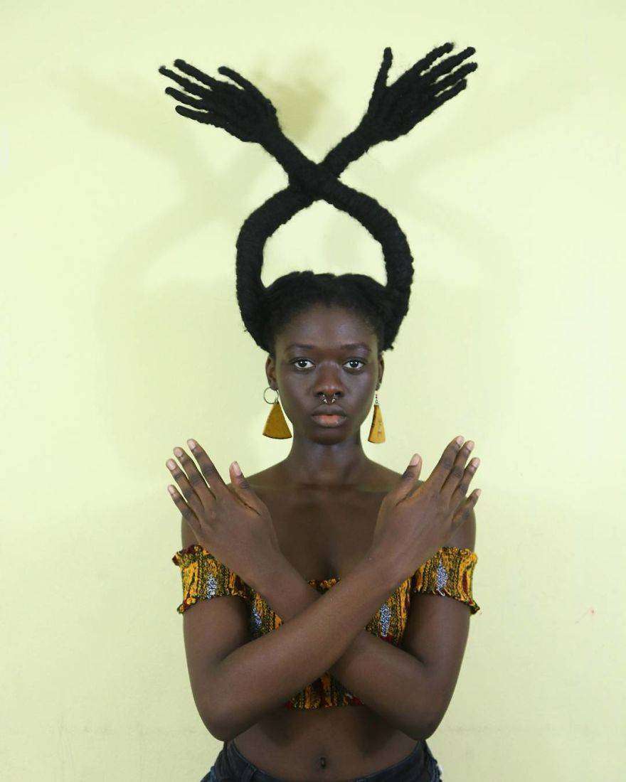 Laetitia Ky è un'artista africana che modella i capelli creando figure Laetitia Ky è un'artista africana che modella i capelli creando figure