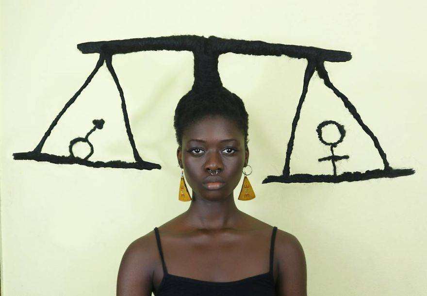 Laetitia Ky è un'artista africana che modella i capelli creando figure Laetitia Ky è un'artista africana che modella i capelli creando figure