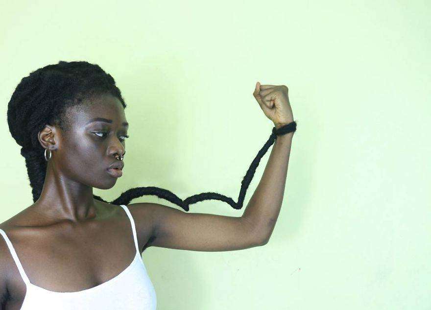 Laetitia Ky è un'artista africana che modella i capelli creando figure Laetitia Ky è un'artista africana che modella i capelli creando figure