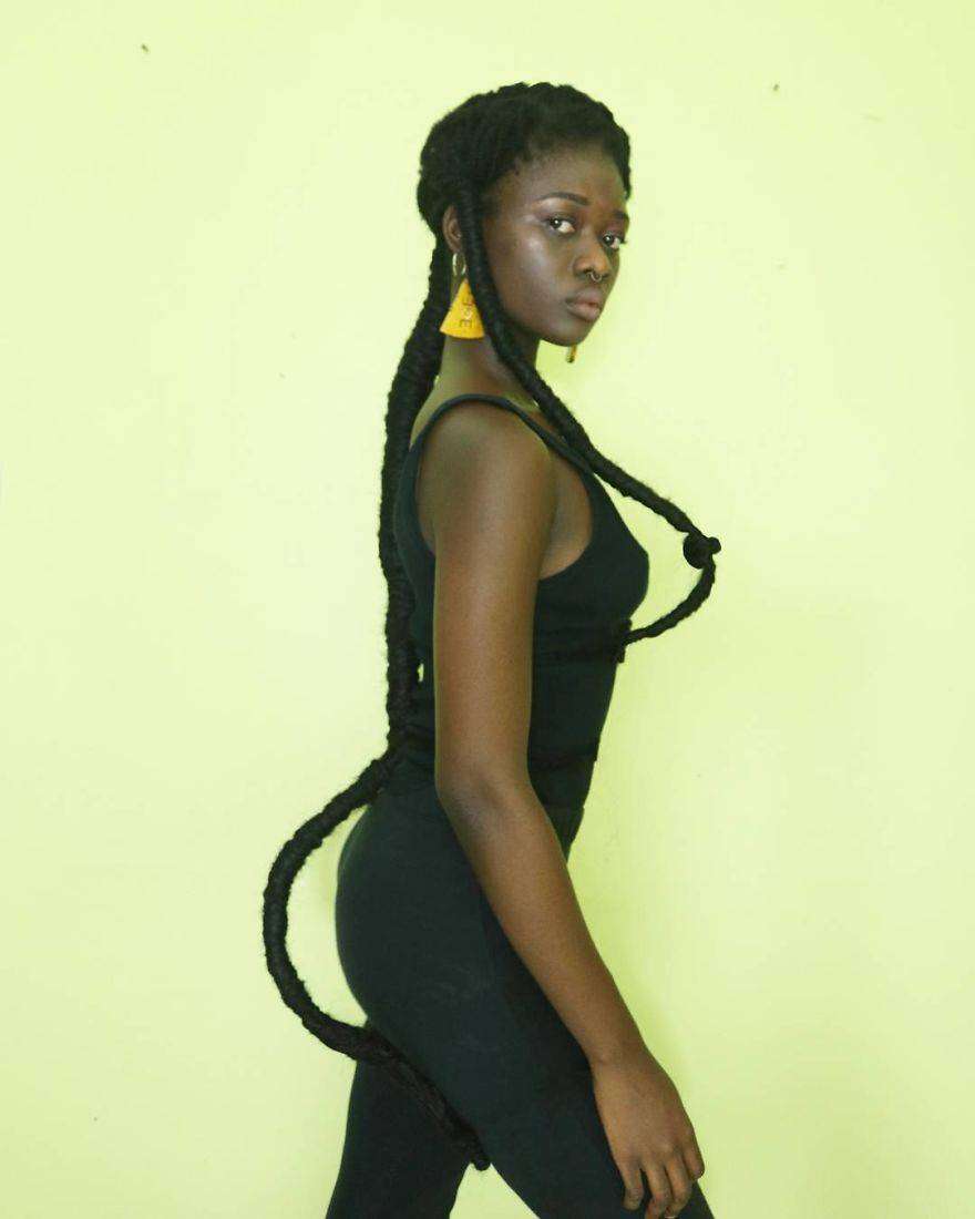 Laetitia Ky è un'artista africana che modella i capelli creando figure Laetitia Ky è un'artista africana che modella i capelli creando figure