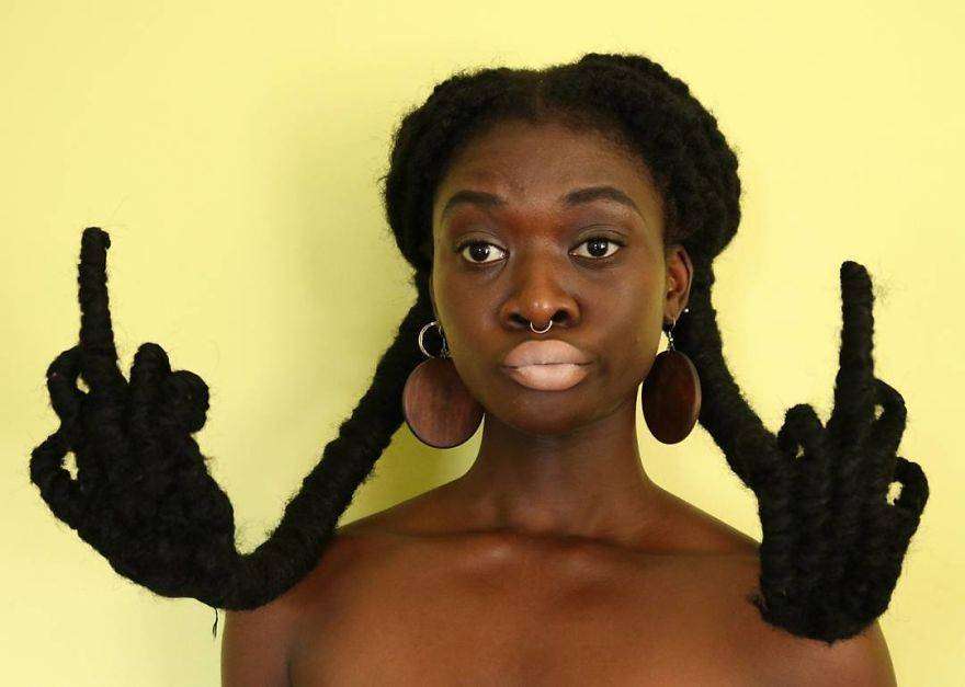 Laetitia Ky è un'artista africana che modella i capelli creando figure Laetitia Ky è un'artista africana che modella i capelli creando figure