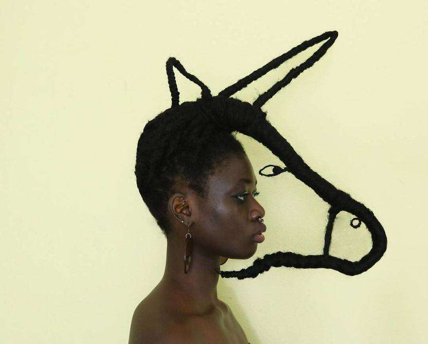 Laetitia Ky è un'artista africana che modella i capelli creando figure Laetitia Ky è un'artista africana che modella i capelli creando figure