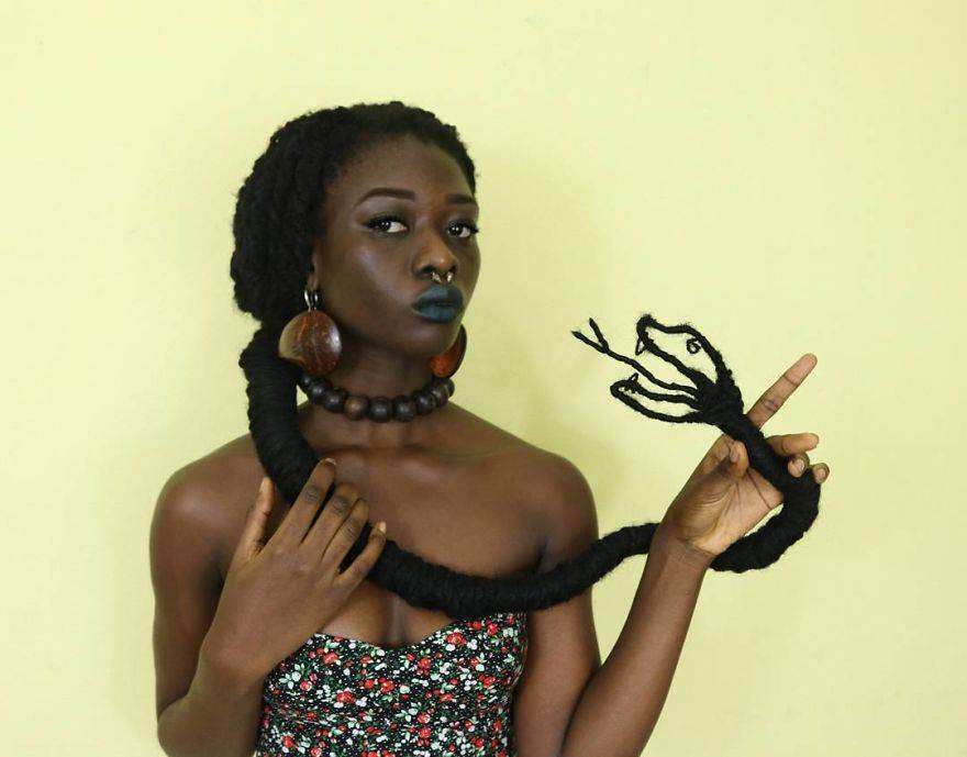 Laetitia Ky è un'artista africana che modella i capelli creando figure Laetitia Ky è un'artista africana che modella i capelli creando figure