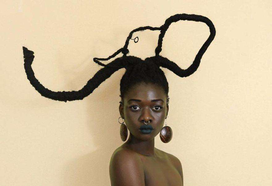 Laetitia Ky è un'artista africana che modella i capelli creando figure Laetitia Ky è un'artista africana che modella i capelli creando figure