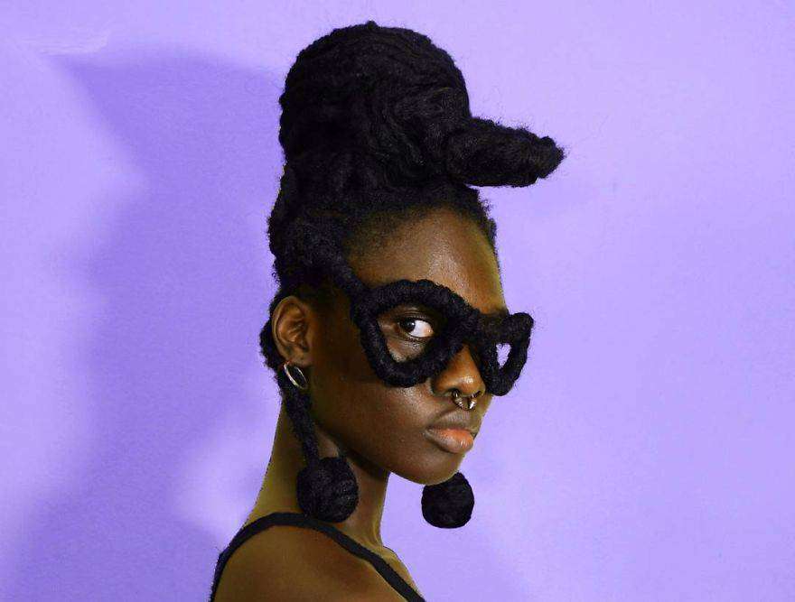 Laetitia Ky è un'artista africana che modella i capelli creando figure Laetitia Ky è un'artista africana che modella i capelli creando figure