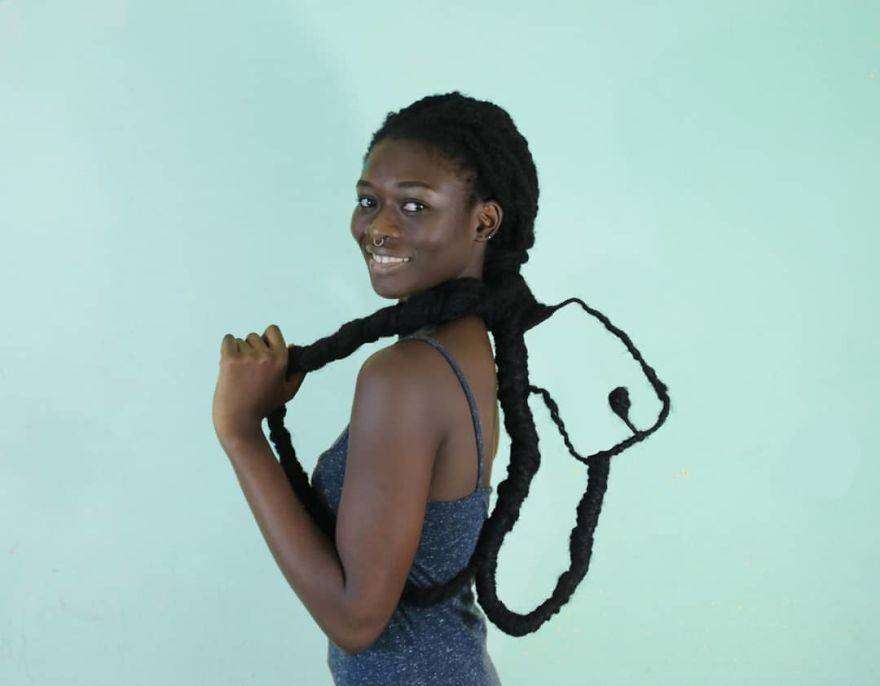 Laetitia Ky è un'artista africana che modella i capelli creando figure Laetitia Ky è un'artista africana che modella i capelli creando figure