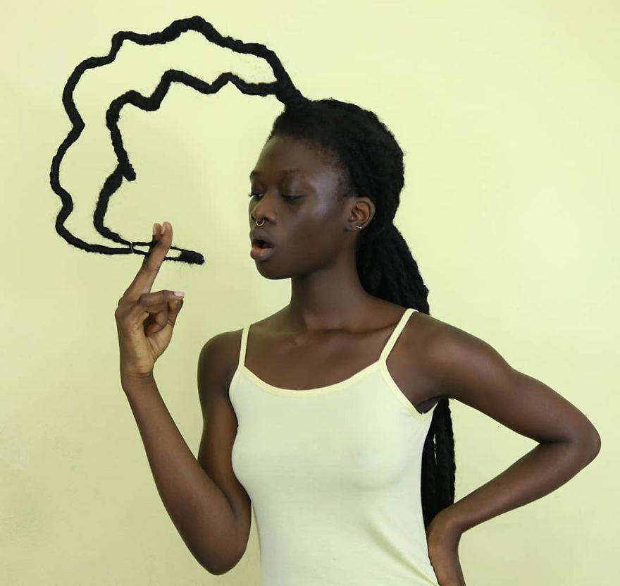 Laetitia Ky è un'artista africana che modella i capelli creando figure Laetitia Ky è un'artista africana che modella i capelli creando figure