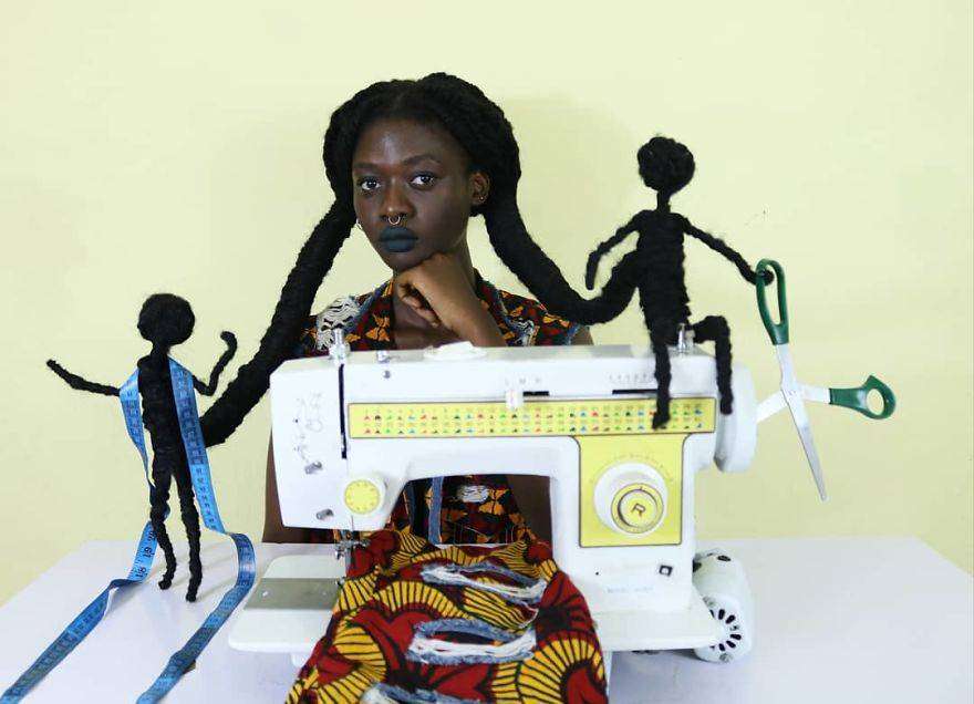 Laetitia Ky è un'artista africana che modella i capelli creando figure Laetitia Ky è un'artista africana che modella i capelli creando figure