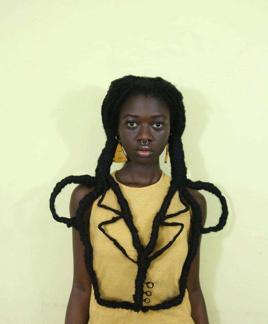 Laetitia Ky è un'artista africana che modella i capelli creando figure Laetitia Ky è un'artista africana che modella i capelli creando figure