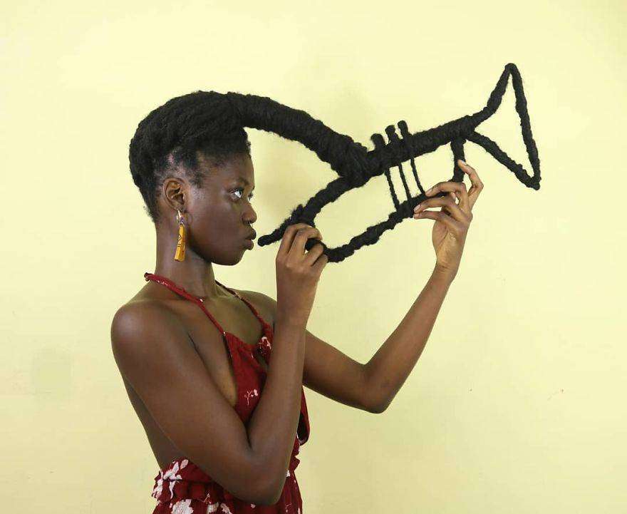 Laetitia Ky è un'artista africana che modella i capelli creando figure Laetitia Ky è un'artista africana che modella i capelli creando figure
