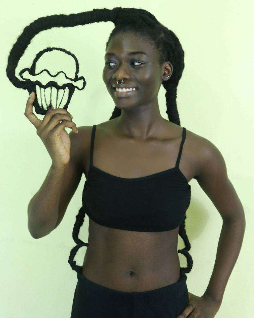 Laetitia Ky è un'artista africana che modella i capelli creando figure Laetitia Ky è un'artista africana che modella i capelli creando figure