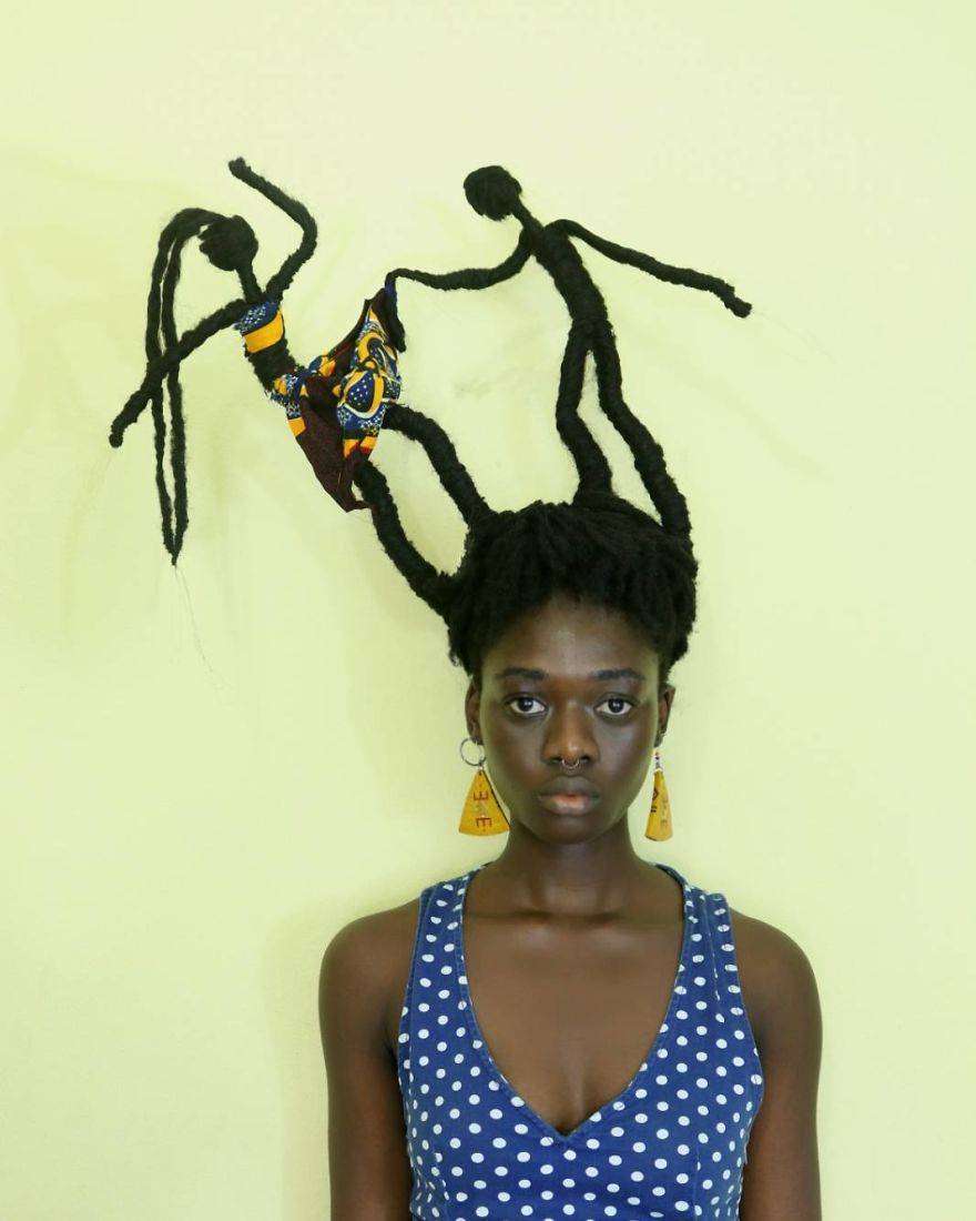 Laetitia Ky è un'artista africana che modella i capelli creando figure Laetitia Ky è un'artista africana che modella i capelli creando figure
