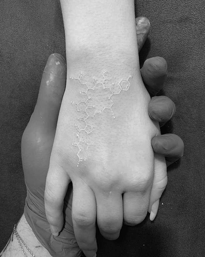 Hai mai notato la bellezza dei tatuaggi bianchi? Hai mai notato la bellezza dei tatuaggi bianchi?