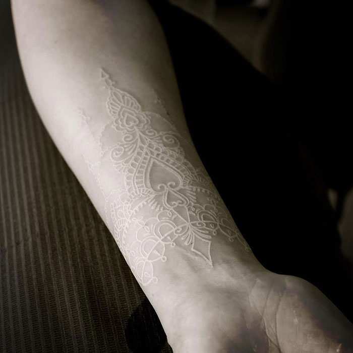 Hai mai notato la bellezza dei tatuaggi bianchi? Hai mai notato la bellezza dei tatuaggi bianchi?