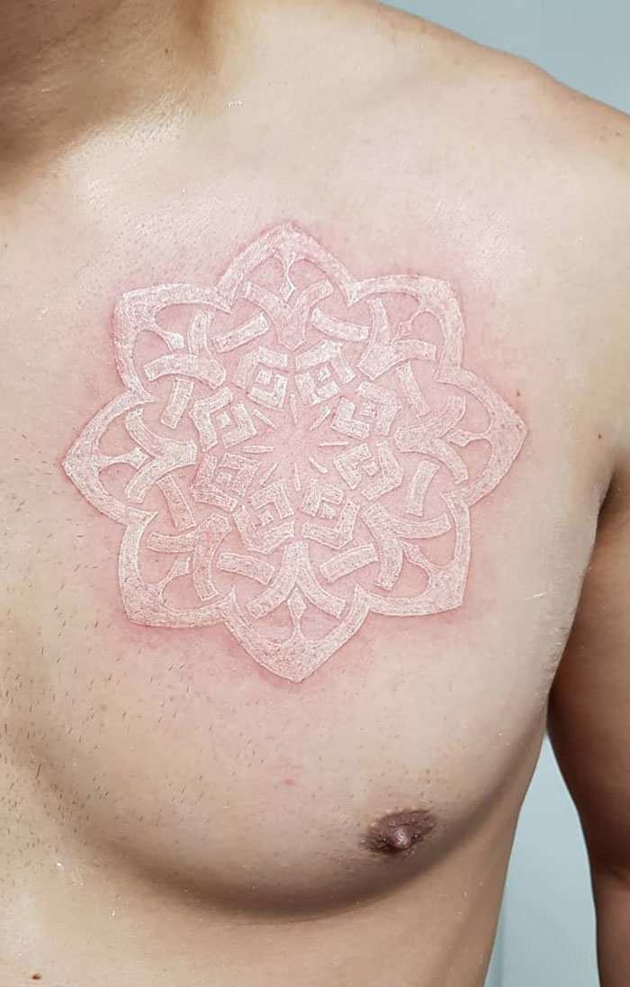 Hai mai notato la bellezza dei tatuaggi bianchi? Hai mai notato la bellezza dei tatuaggi bianchi?