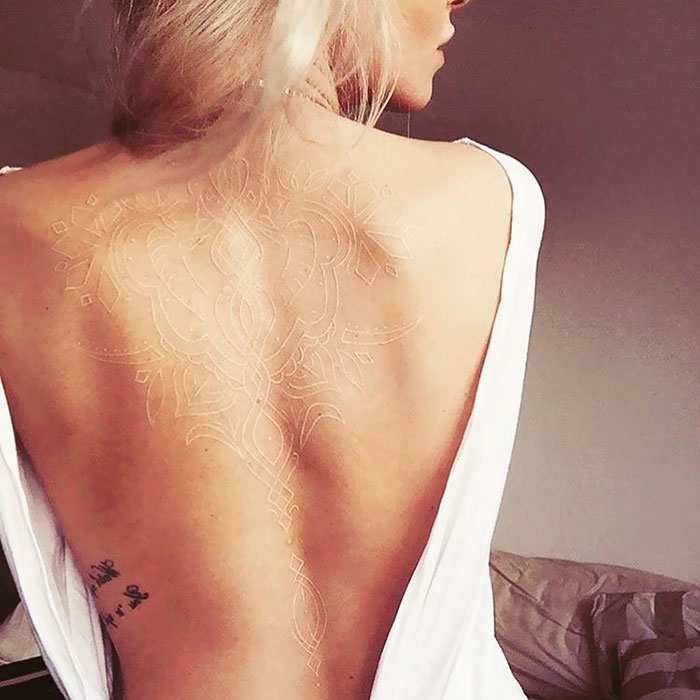 Hai mai notato la bellezza dei tatuaggi bianchi? Hai mai notato la bellezza dei tatuaggi bianchi?
