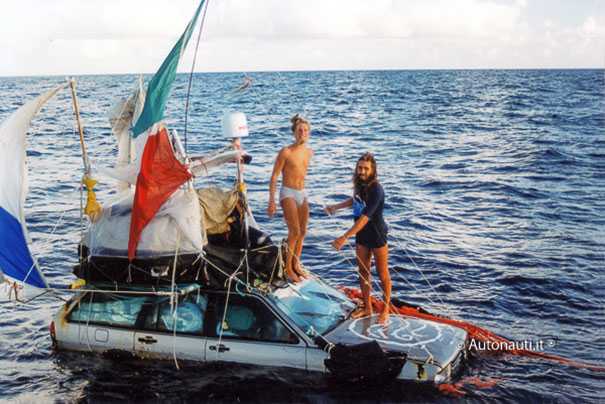 Nel 1999 due italiani attraversarono l'oceano Atlantico usando delle auto galleggianti Nel 1999 due italiani attraversarono l'oceano Atlantico usando delle auto galleggianti