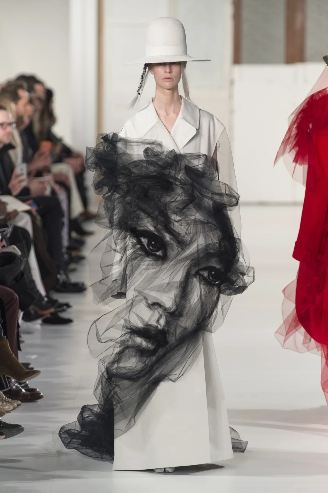 Benjamin Shije è un’artista che crea ritratti usando solo ferro da stiro e tulle