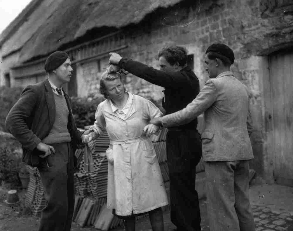 Collaborazione orizzontale: storia delle punizioni alle donne colpevoli di sopravvivenza ai nazisti