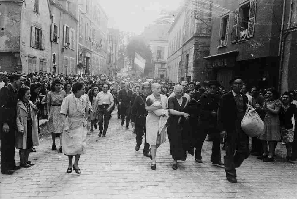 Collaborazione orizzontale: storia delle punizioni alle donne colpevoli di sopravvivenza ai nazisti