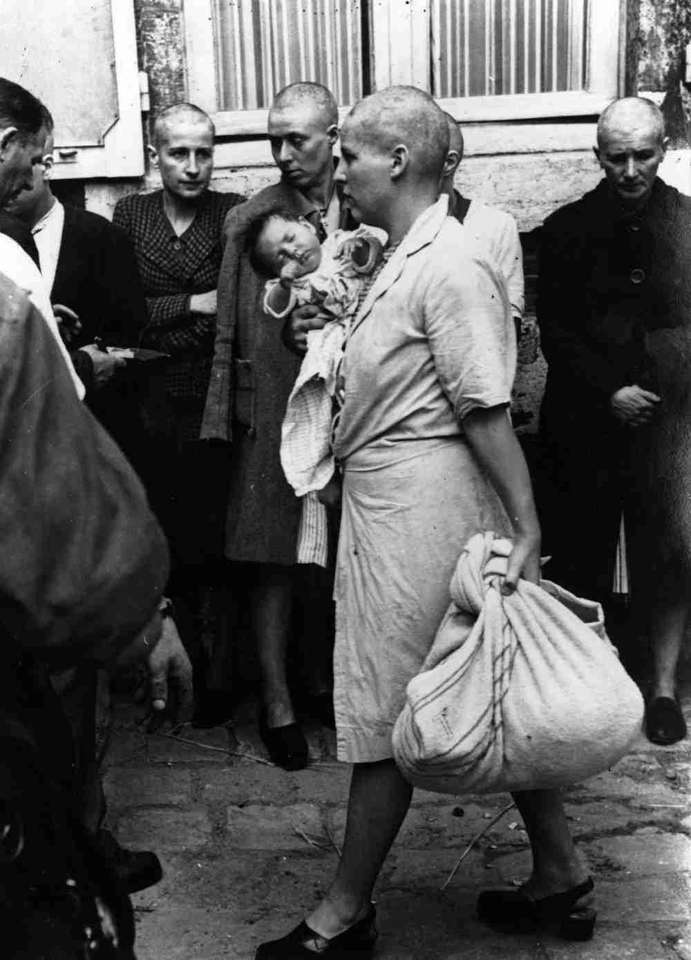 Collaborazione orizzontale: storia delle punizioni alle donne colpevoli di sopravvivenza ai nazisti