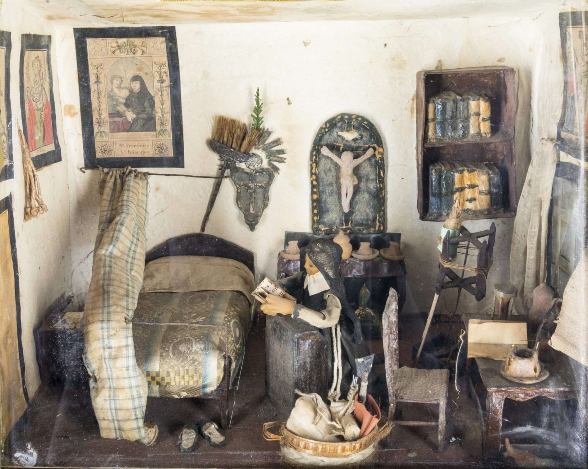 Il mondo intimo e affascinante delle "scatole delle suore", oggetti unici custodi di vita