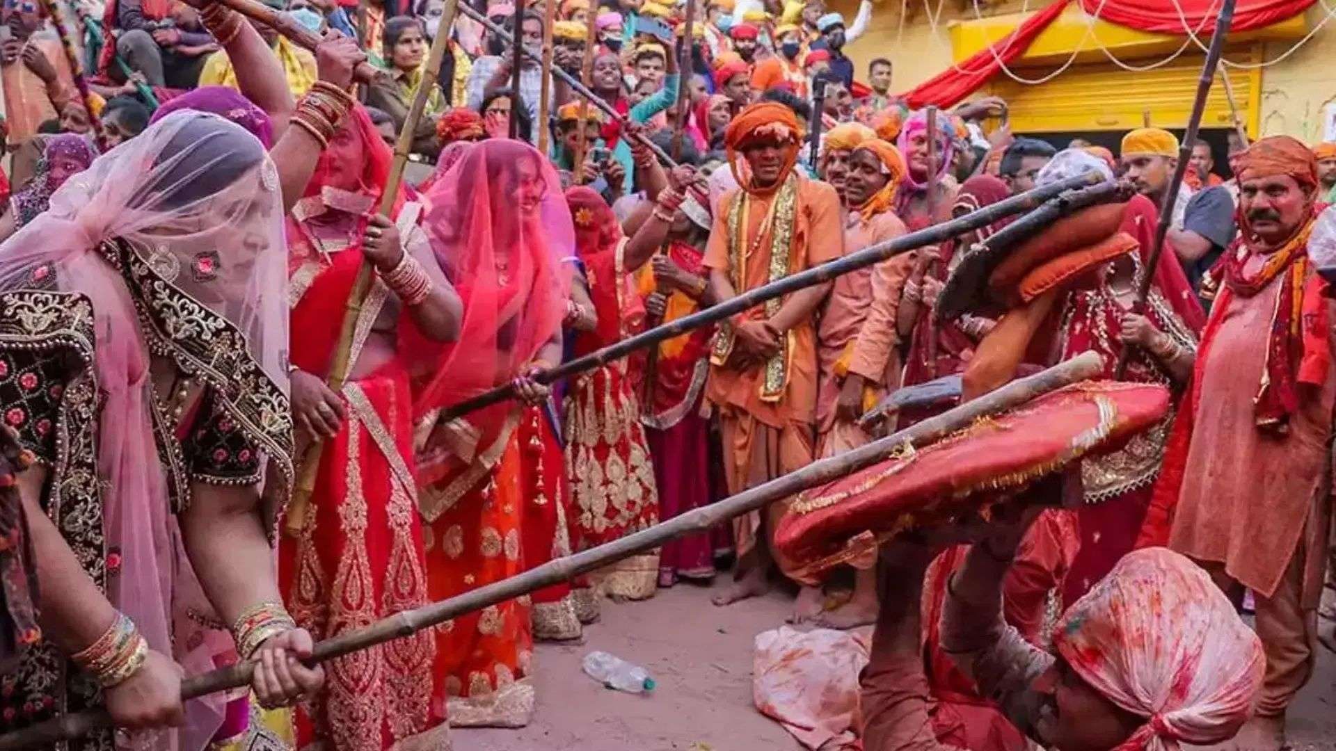 Lathmar Holi: dove le donne prendono a bastonate gli uomini (e nessuno si offende)