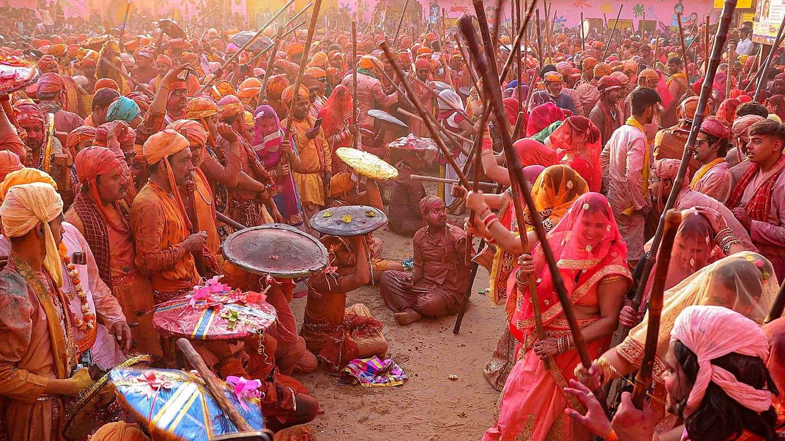 Lathmar Holi: dove le donne prendono a bastonate gli uomini (e nessuno si offende)