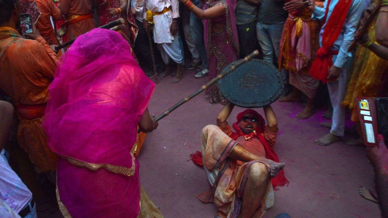 Lathmar Holi: dove le donne prendono a bastonate gli uomini (e nessuno si offende)
