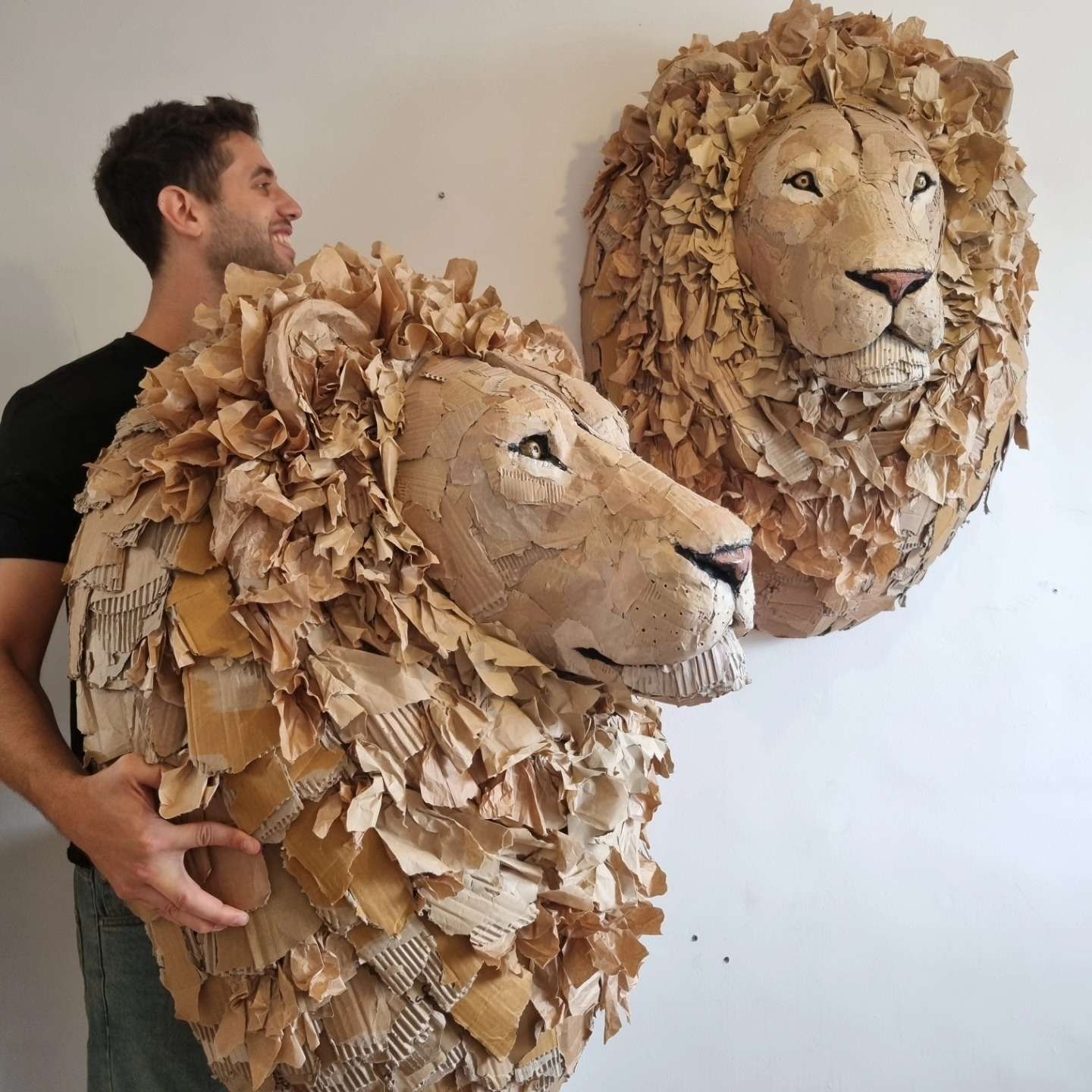 Josh Gluckstein realizza animali a grandezza naturale usando solo cartone riciclato (per sensibilizzare)