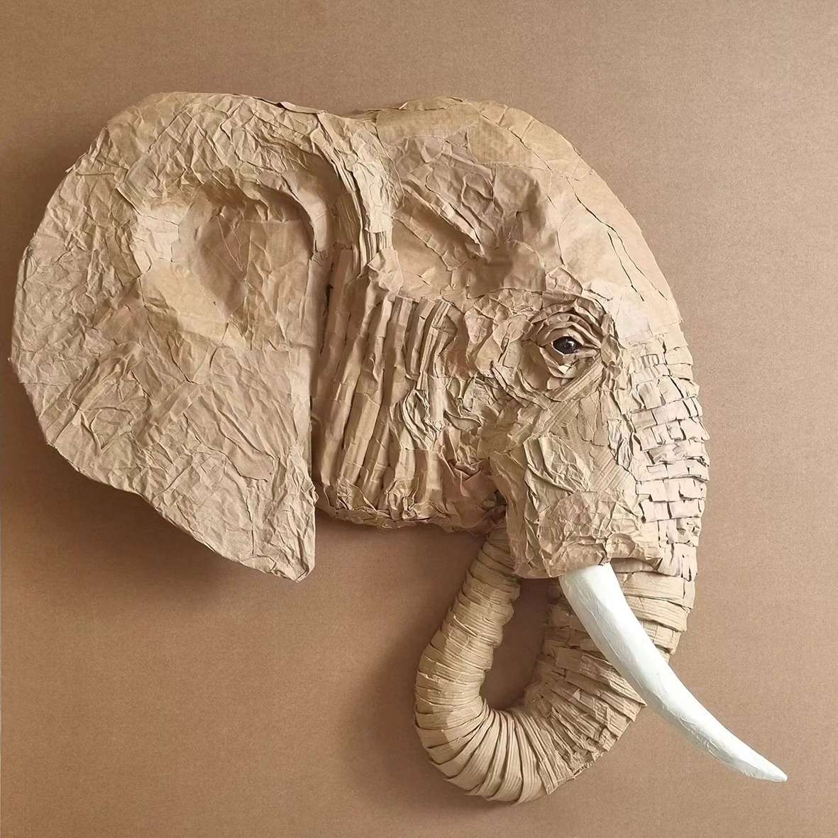 Josh Gluckstein realizza animali a grandezza naturale usando solo cartone riciclato (per sensibilizzare)