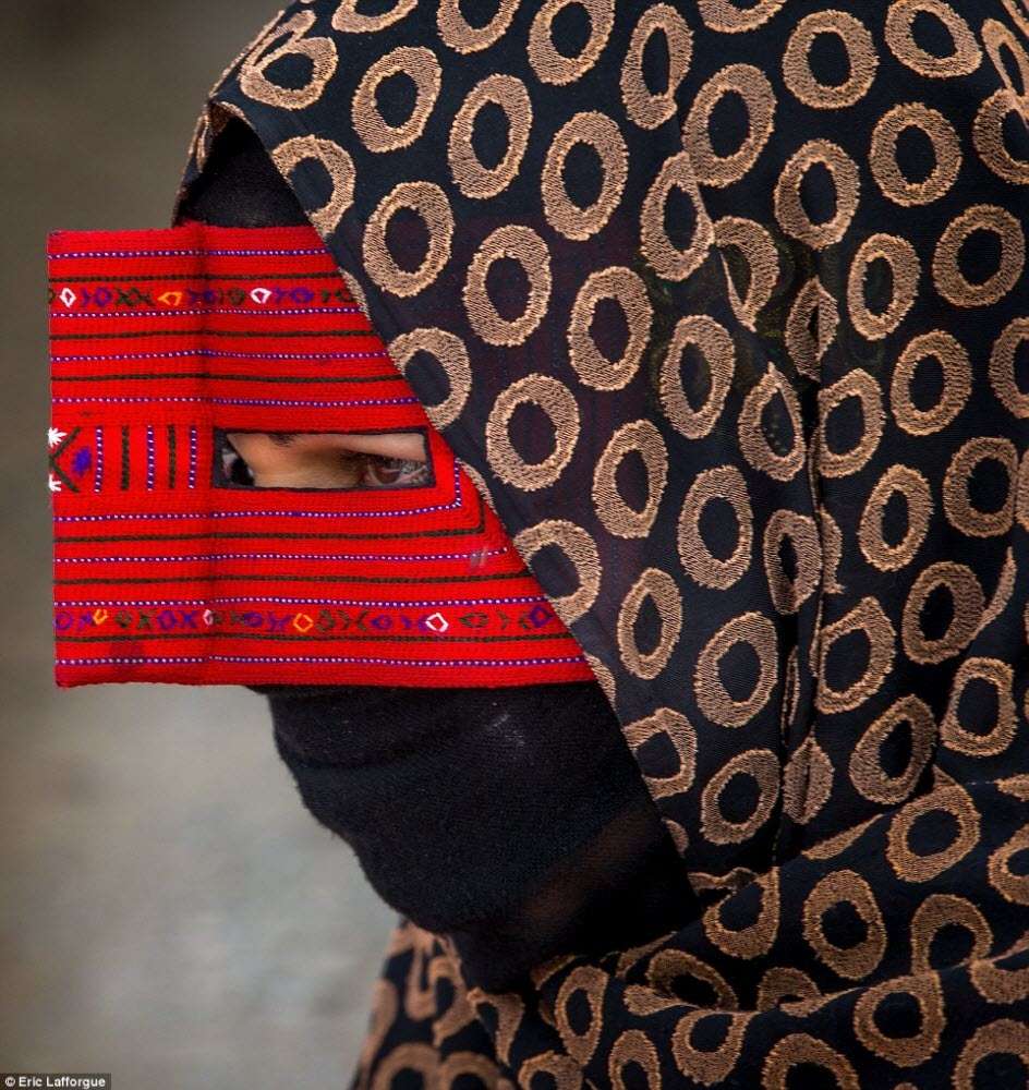 La particolare maschera Boregheh indossata dalle donne Iraniane