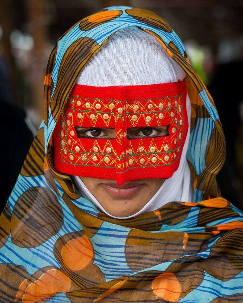 La particolare maschera Boregheh indossata dalle donne Iraniane